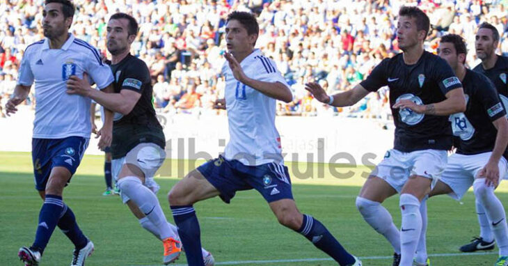 Pinillos marcando a Jesús Vázquez, ahora su presidente en el Recre, con Abel Gómez al fondo a la derecha en aquel partido de mayo de 2014.