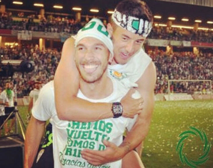 Pinillos encima de Xisco en la fiesta del ascenso a Primera en El Arcángel.
