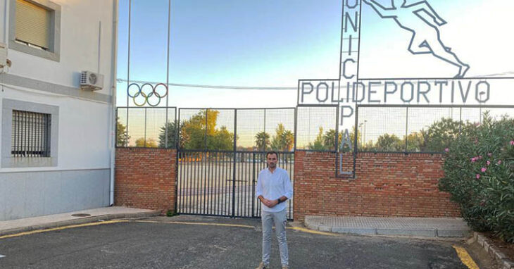 Isaac Reyes, alcalde de Villanueva de Córdoba, en la entrada del Polideportivo Municipal.