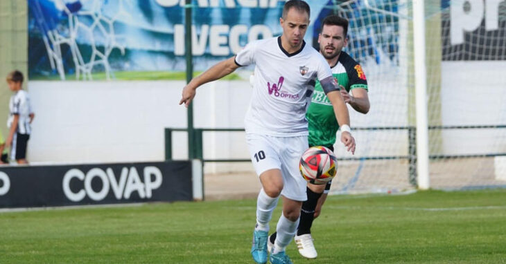 Valentín y un jugador del Espeleño en disputa por el balón. Foto: CD Pozoblanco