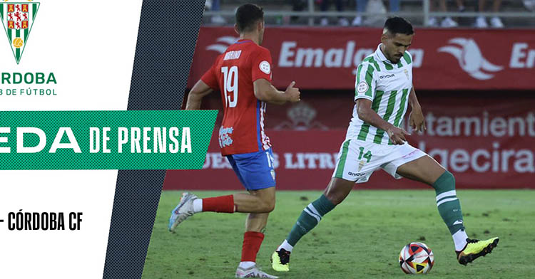 Recio controlando un balón ante un rival.