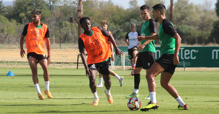 Recio conduciendo el balón ante Diarra con Calderón al fondo.