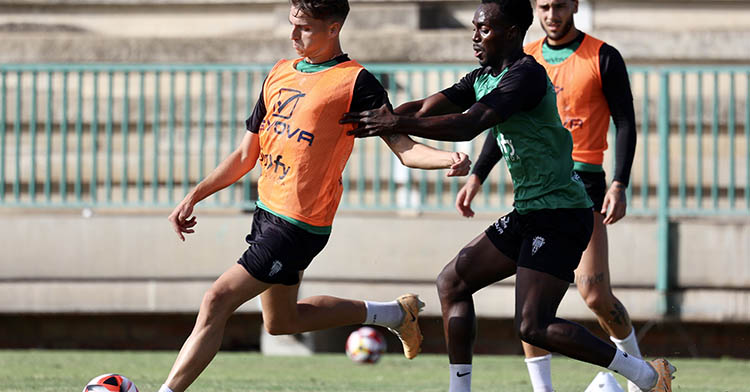 Álex Sala vuelve a estar disponible para formar en la medular con Diarra.