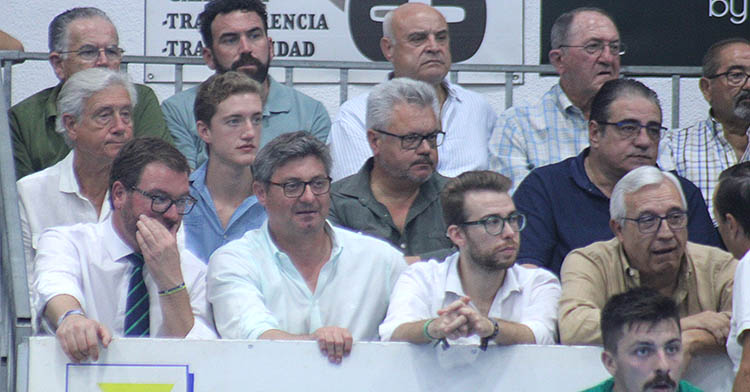 El alcalde de Puente Genil, Sergio Velasco, siguiendo el partido ante el Barça de Ximénez delante del anterior primer edil Esteban Morales y junto al disputado de deportes Antonio Martín.