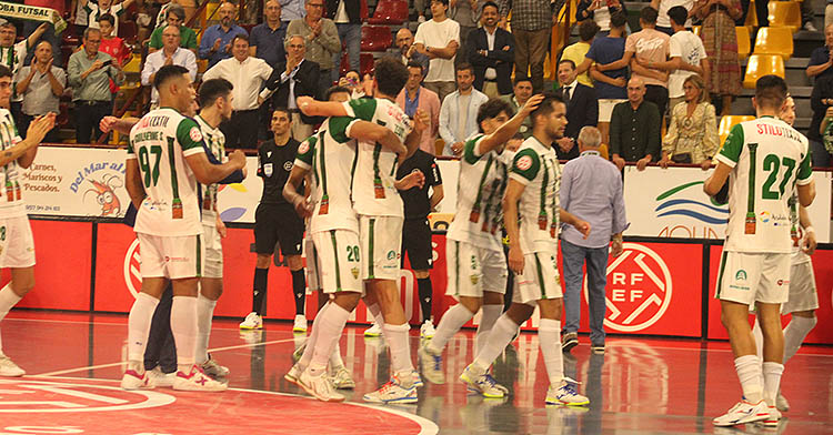 La alegría blanquiverde celebrando el triunfo sobe el Jaén Paraíso Interior.