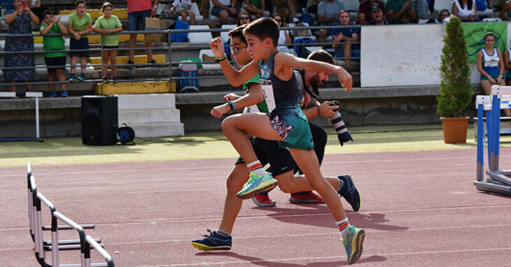 Los canteranos del atletismo afrontando las vallas en El Fontanar.