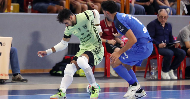 Víctor en una de sus salidas al ataque ante el Alzira. Foto: Córdoba Futsal