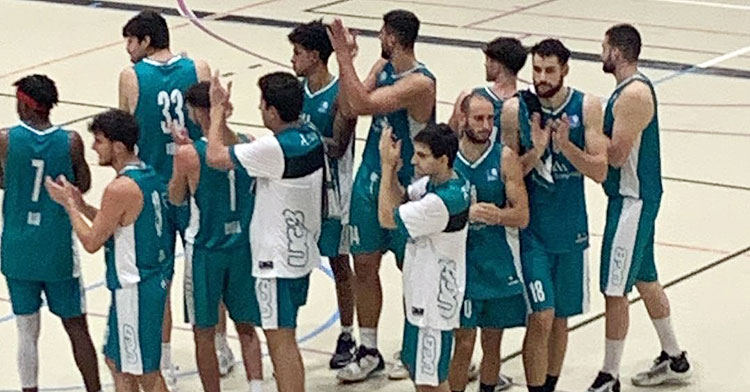 Los aplausos de los verdes al final del partido. Foto: @ucbcordoba