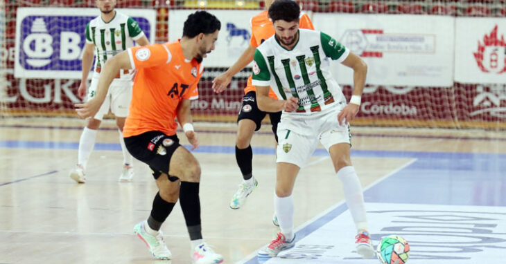 Zequi intenta un regate ante el Ribera Navarra. Foto: Córdoba Futsal