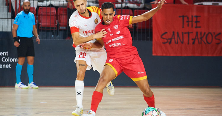 Pulinho protege el balón ante un jugador colomense. Foto: Industrias Santa Coloma