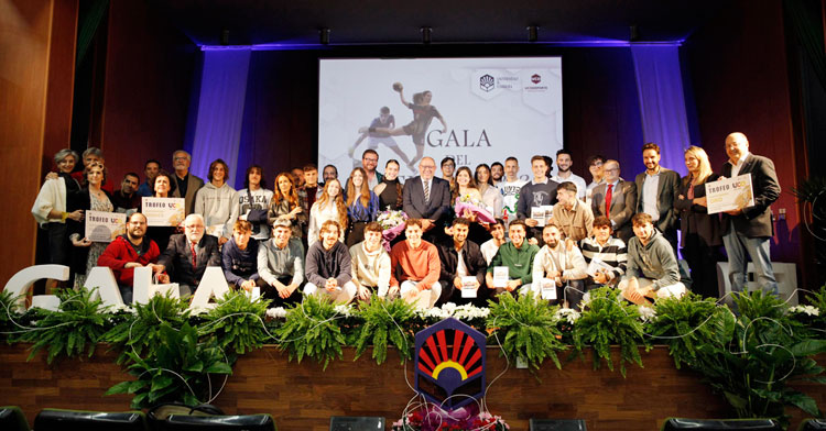 La foto de familia de los deportistas distinguidos y las autoridades