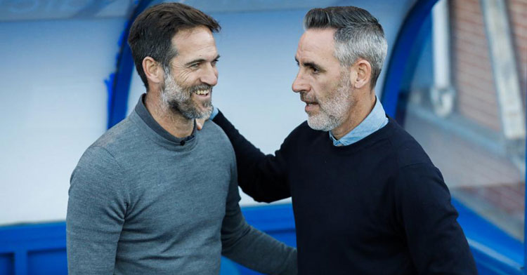 Abel Segovia, a la izquierda, en el saludo inicial con Abel Gómez, técnico del Recre, en el duelo del pasado domingo en el Colombino. Foto: Alberto Díaz / Huelva24.com