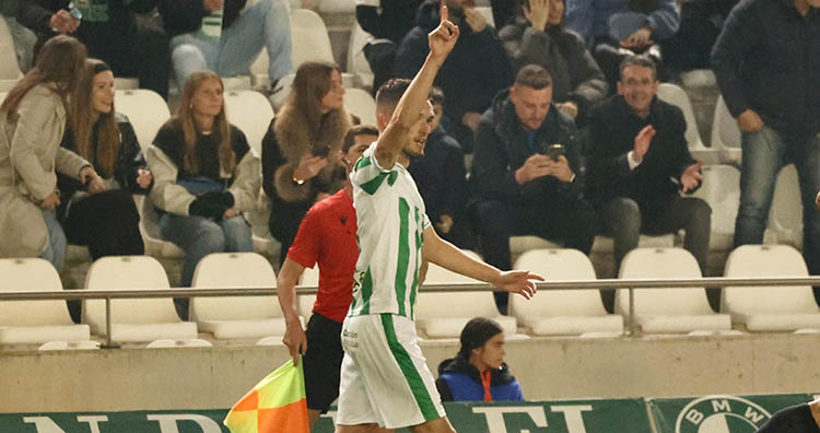 Adri Lapeña celebrando su primer gol con el Córdoba ante el Antequera.