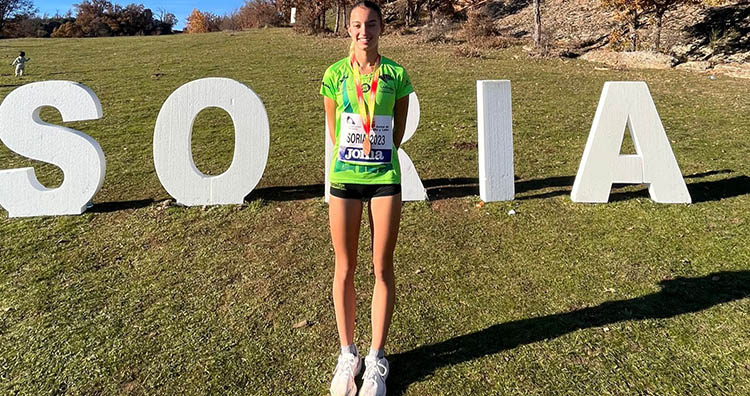 Adriana Carrasco posando con la medalla de bronce del Unicaja.