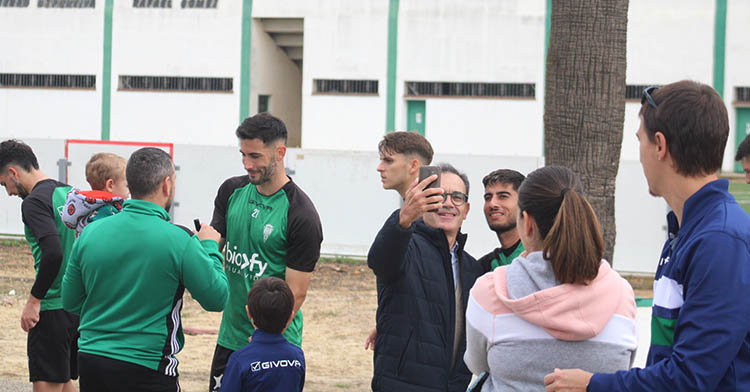 Carlos Albarrán y Calderón firmando autógrafos y haciéndose fotos con los aficionados cordobesistas.