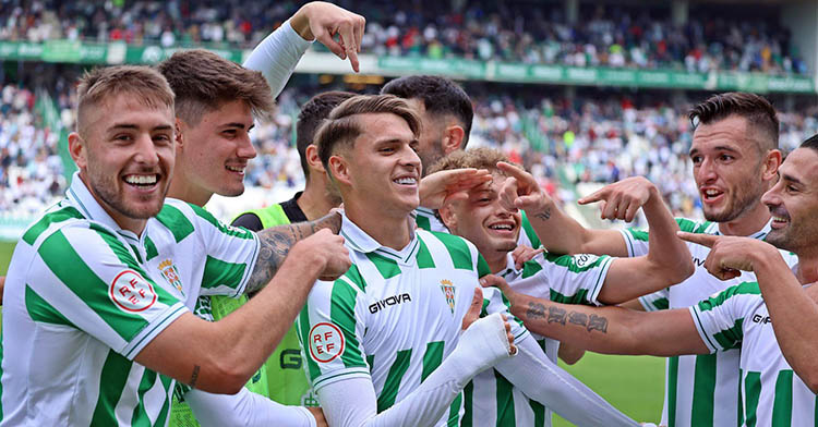 Álex Sala señalado por sus compañeros tras su golazo.