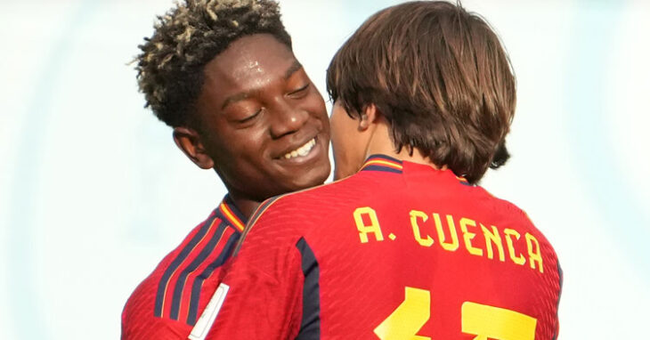 Andrés Cuenca felicita a Oyono tras su gol. Foto: RFEF