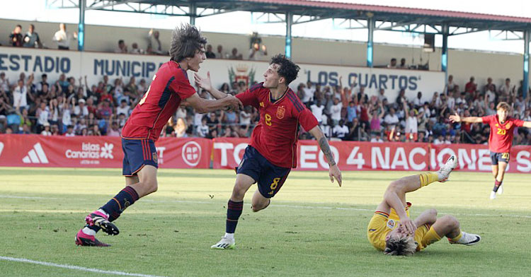 Andrés Cuenca, a la derecha, celebrando un tanto en una convocatoria reciente con España. Foto: RFEF