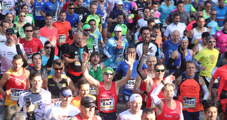 Atletas en la salida de la Media Maratón de Córdoba de 2023.