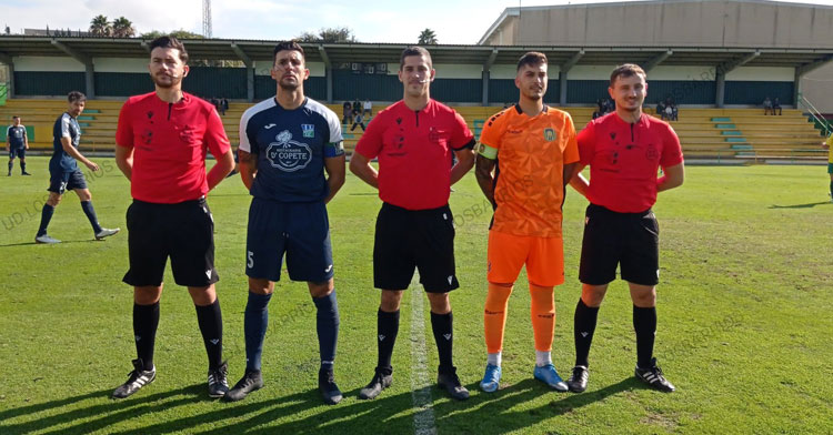 La formación de capitanes con el trío arbitral del partido del Almodóvar. Foto: UD Los Barrios
