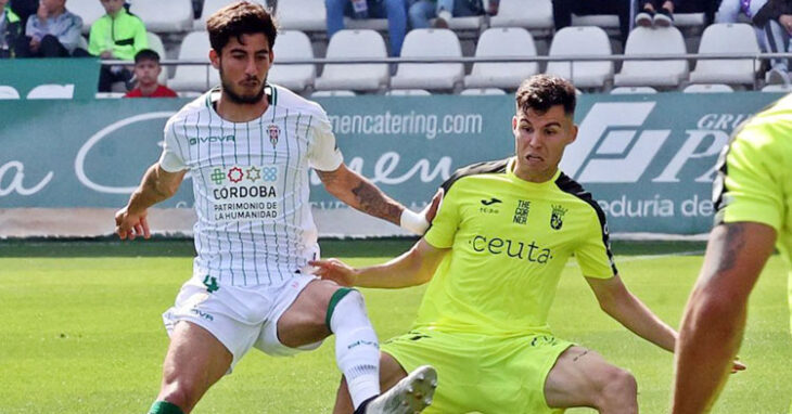 Calderón y Luismi Redondo, entonces en el cuadro norteafricano, peleando en una acción del Córdoba-Ceuta de marzo. Foto: CCF