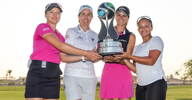 Carlota Ciganda sostiene el trofeodel Aramco Team Series en el Golf Club, Riyadh junto a Sara Kouskova, Alessandra Fanali y Lujain Khalil. Autor: Tristan Jones / LET
