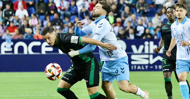 Carracedo protegiendo el balón ante un malacitano.