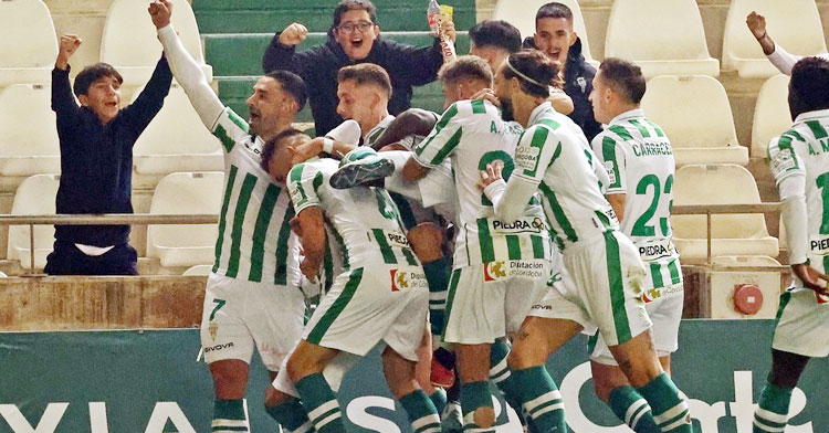 Los jugadores del Córdoba celebrando el tanto de Lapeña ante el Antequera. Foto: CCF