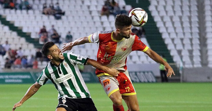 José Ruiz peleando una pelota con un jugador del Antequera en el duelo de 2021. Foto: Charo Tobajas / CCF