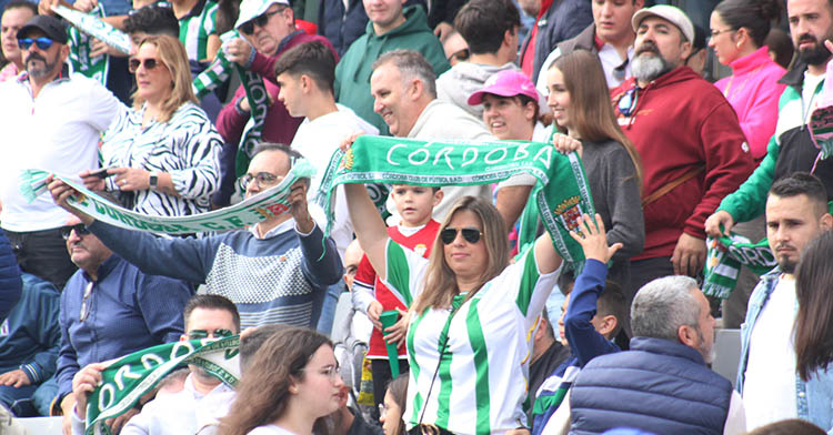 Una cordobesista mostrando su bufanda entre la multitud de aficionados.