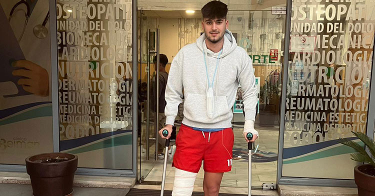 Rafa Burgos saliendo de la Clínica Beiman con las muletas. Foto: Atlético Espeleño