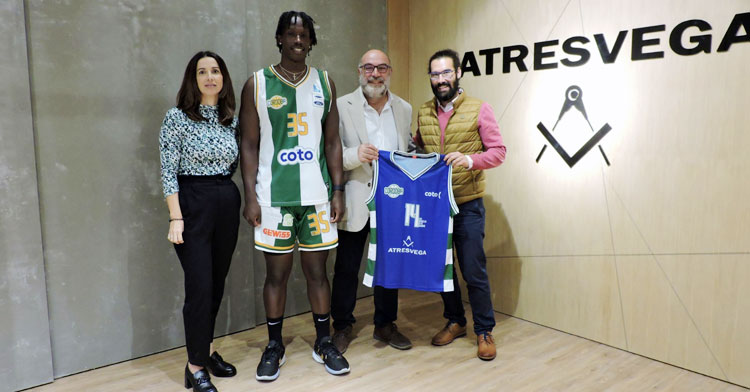 Derrick Ogechi en su presentación oficial. Foto: Córdoba Club de Baloncesto