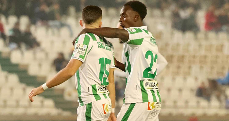 Diarra celebrando el gol de Adilson con Isma Ruiz.