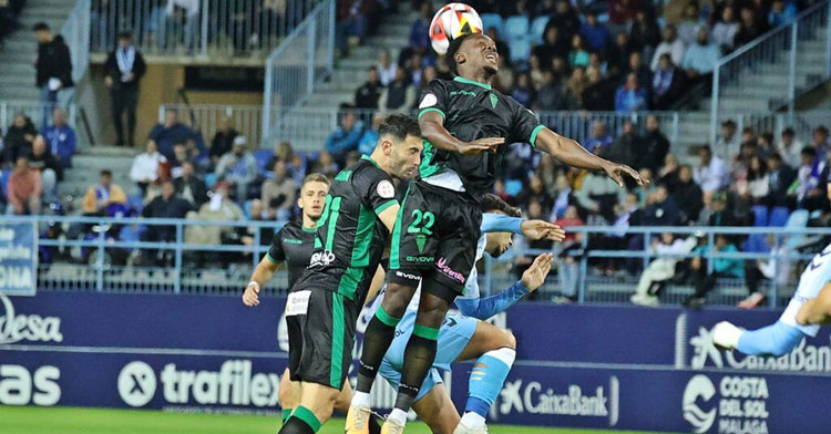 Diarra peina una pelota hacia atrás en un salto en La Rosaleda. Foto: CCF