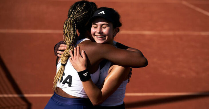Las estadounidenses se felicitan tras la victoria. Foto: Manuel Queimadelos / ITF