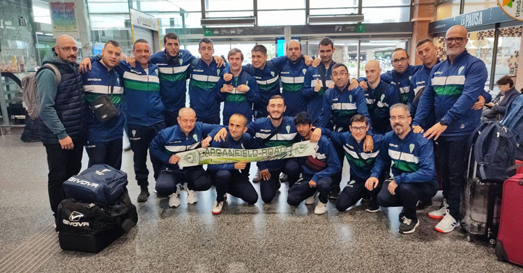 La expedición del Córdoba CF Genuine antes de partir hacia Tarragona. Foto: CCF