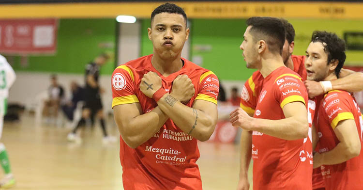 Guilherme celebrando su gol, el de la primera remontada del Córdoba Patrimonio en Sevilla ante el Betis Futsal.