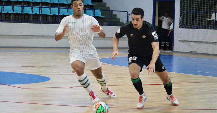 Guilherme presionando a un rival en el encuentro amistoso de pretemporada ante el Betis. Foto: Fran Habas