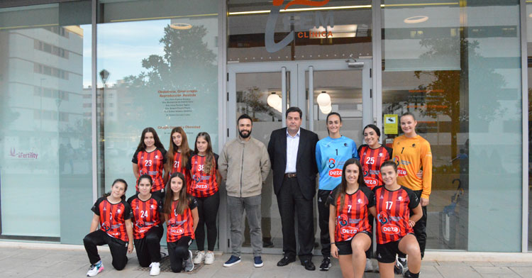 Integrantes del Deza CBM y de otros equipos femeninos del club, junto a Miguel Pardo en la puesta de largo del acuerdo con Clínica IFEM. Foto: CBM