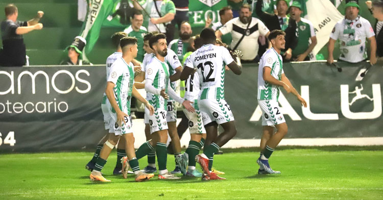 Los jugadores antequeranos celebrando uno de sus goles al Linares. Foto: Antequera CF