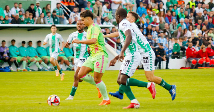 Un momento del derbi malagueño de la pasada semana en El Maulí. Foto: Málaga CF