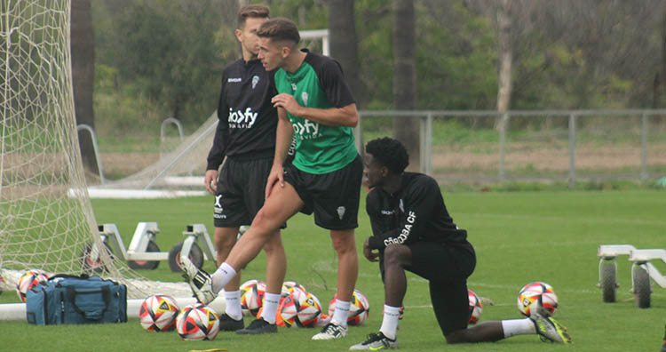 Isma Ruiz pisa el balón mientras Adilson estira.