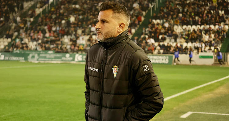 Iván Ania siguiendo el juego de su equipo en la banda de El Arcángel.