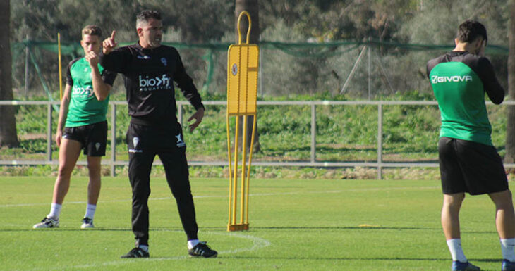 Iván Ania dando instrucciones a sus pupilos.