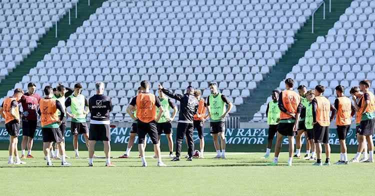Iván Ania dando instrucciones en la vuelta a los entrenamientos con hasta cinco futbolistas del filial.