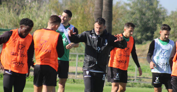 Iván Ania gesticulando ante sus jugadores.