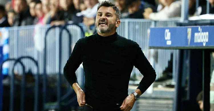 Iván Ania viendo como su equipo perdonó en La Rosaleda.