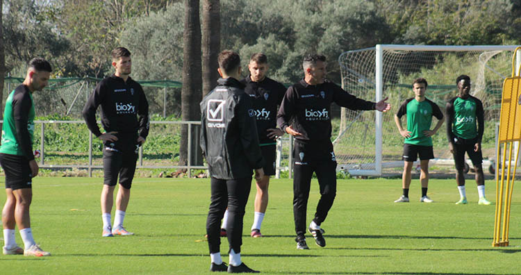 Iván Ania dando instrucciones a sus hombres en la previa del partido ante el Atlético Sanluqueño.
