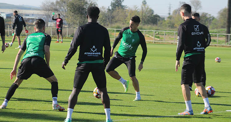 Iván Rodríguez toca el balón en el rondo ya integrado en el grupo tras tres semanas de baja.