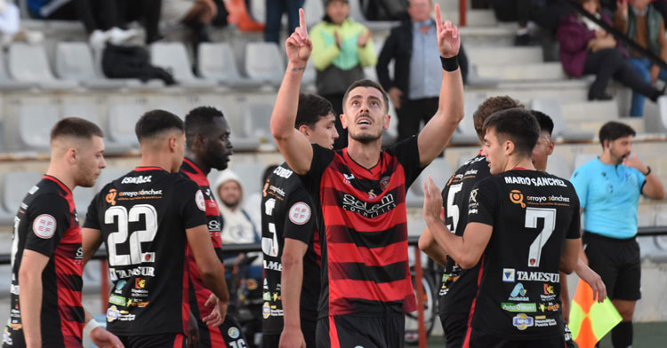 Jairo Morillas dedicando al cielo su primer gol como pontano. Foto: Tino Navas / Salerm Puente Genil